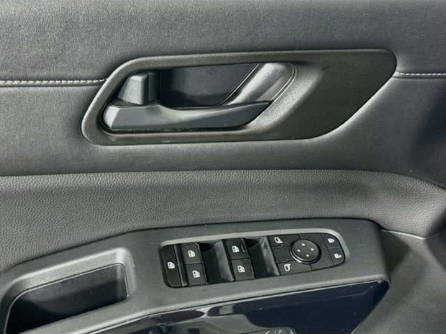 Used 2024 Nissan Pathfinder SV FWD image 17
