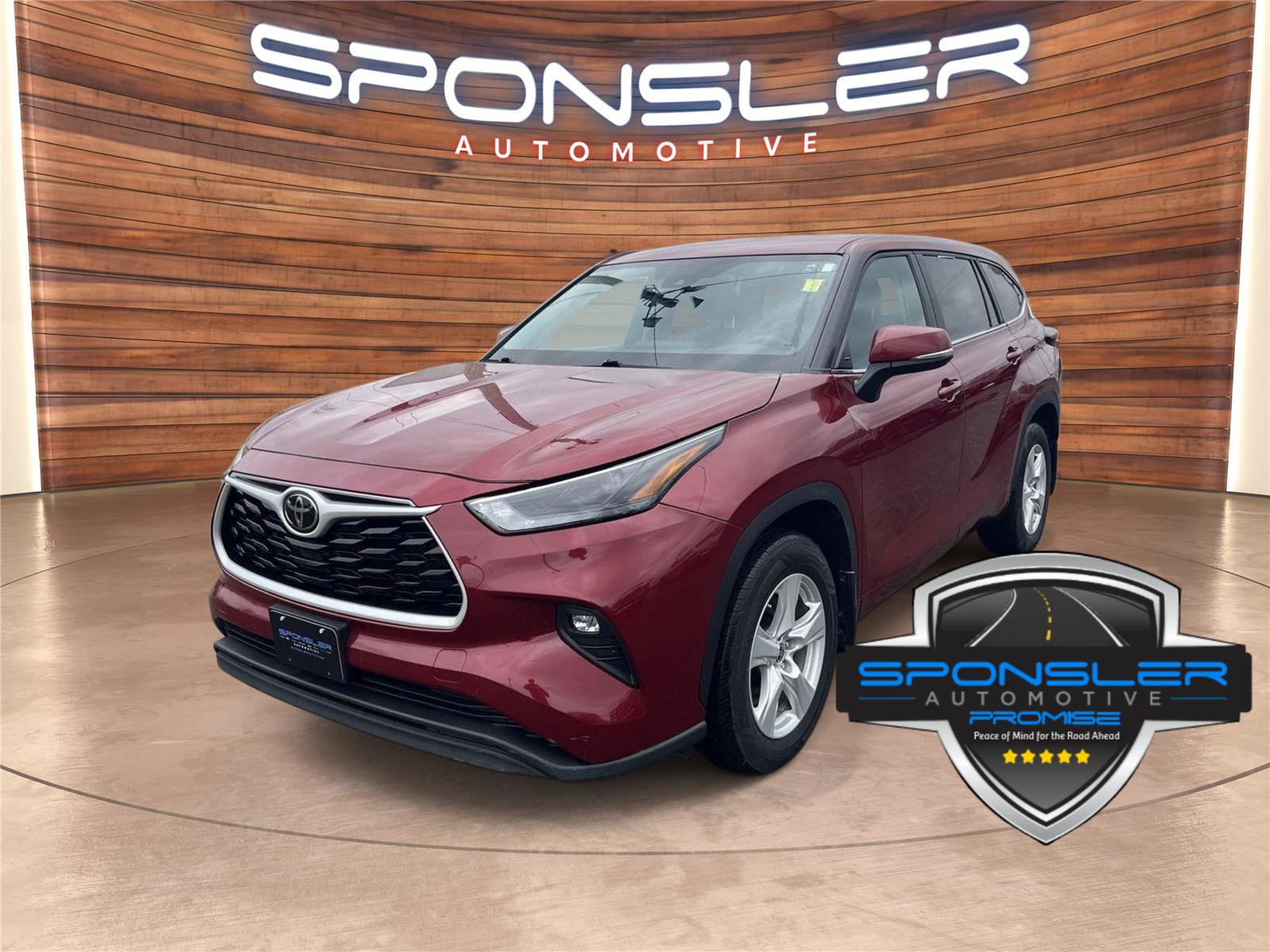 Used 2024 Toyota Highlander LE image 1