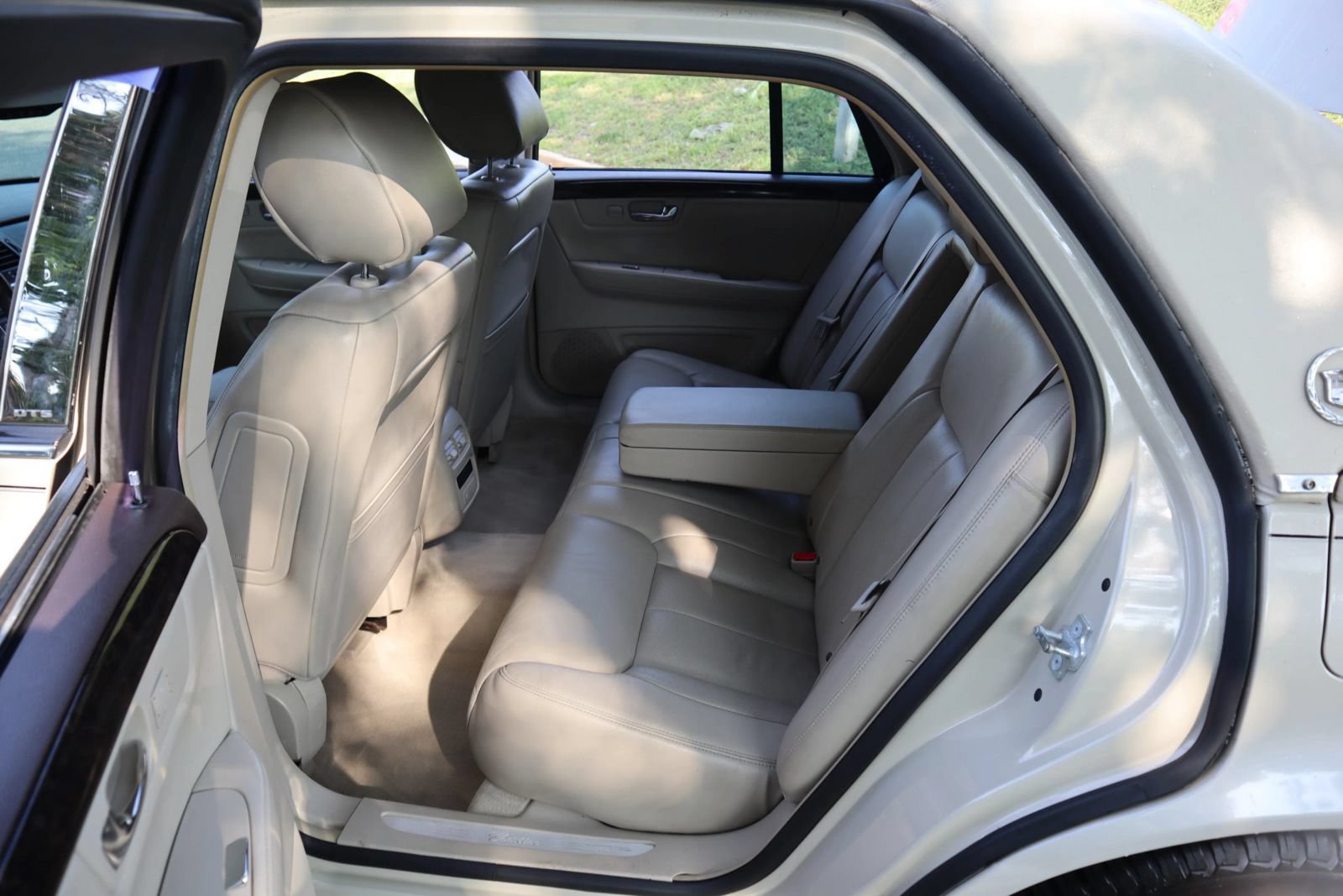 Used 2011 Cadillac DTS Luxury FWD image 12