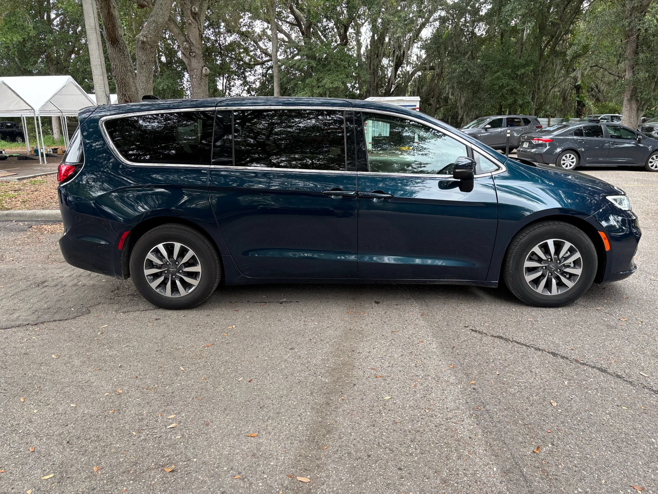 Used 2023 Chrysler Pacifica Touring-L FWD image 14