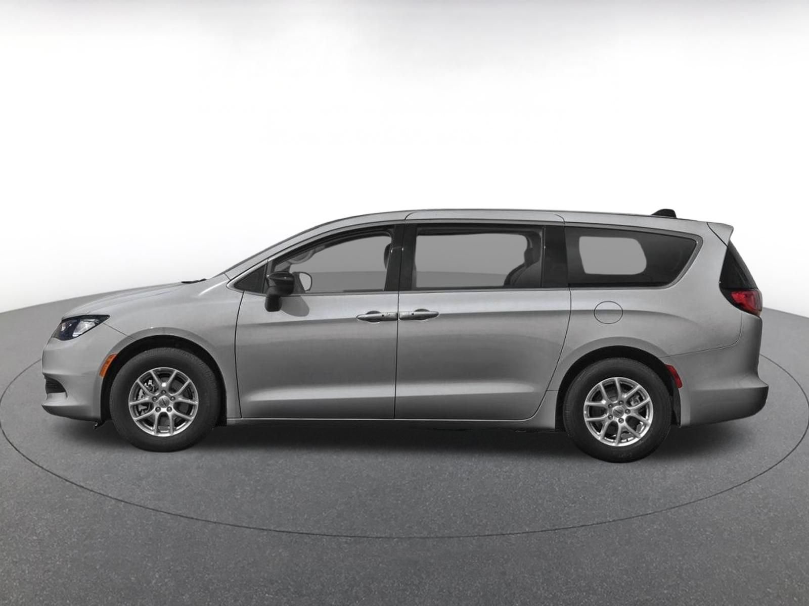 Used 2023 Chrysler Voyager LX FWD image 3