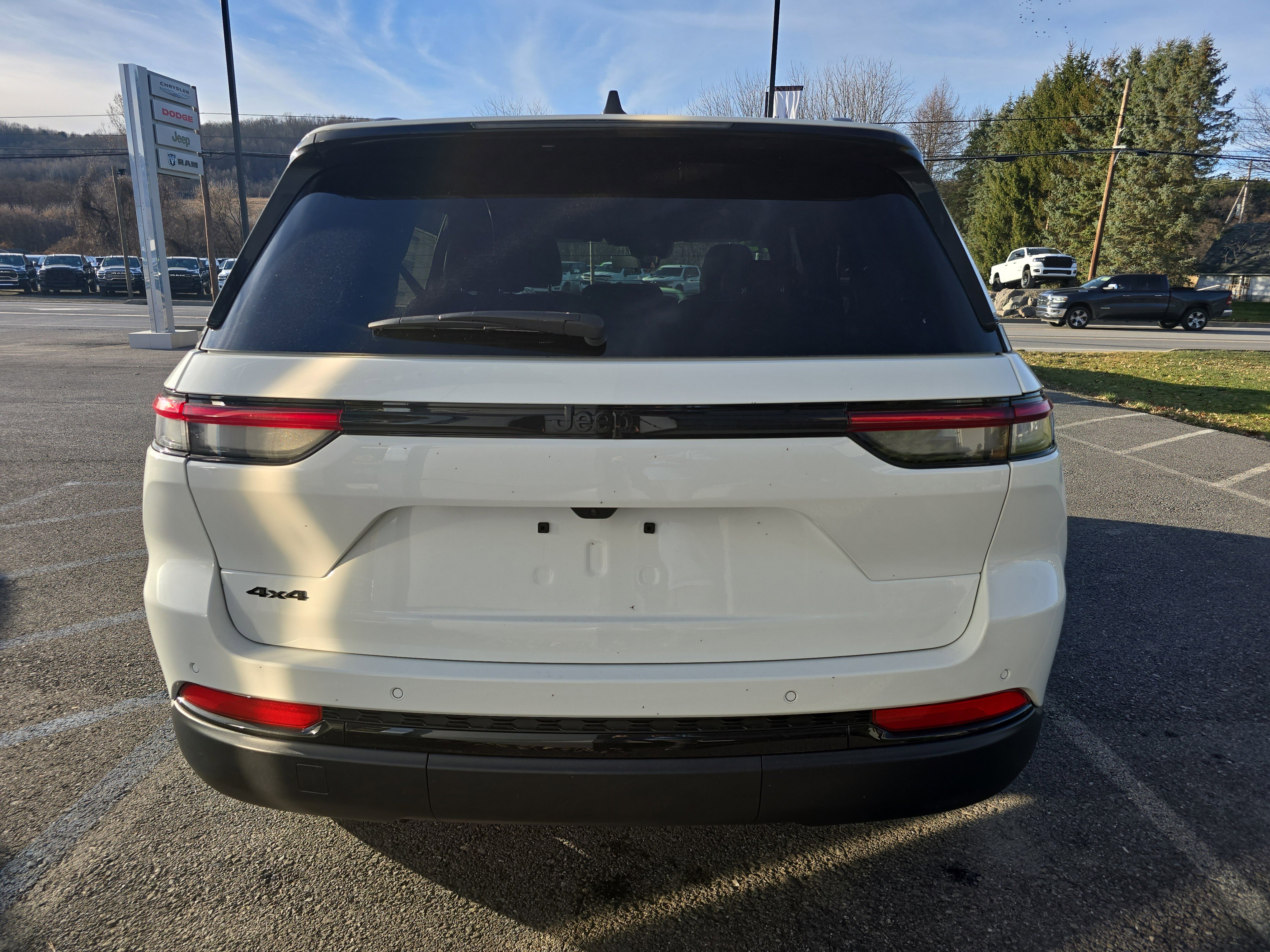 New 2025 Jeep Grand Cherokee Altitude image 4