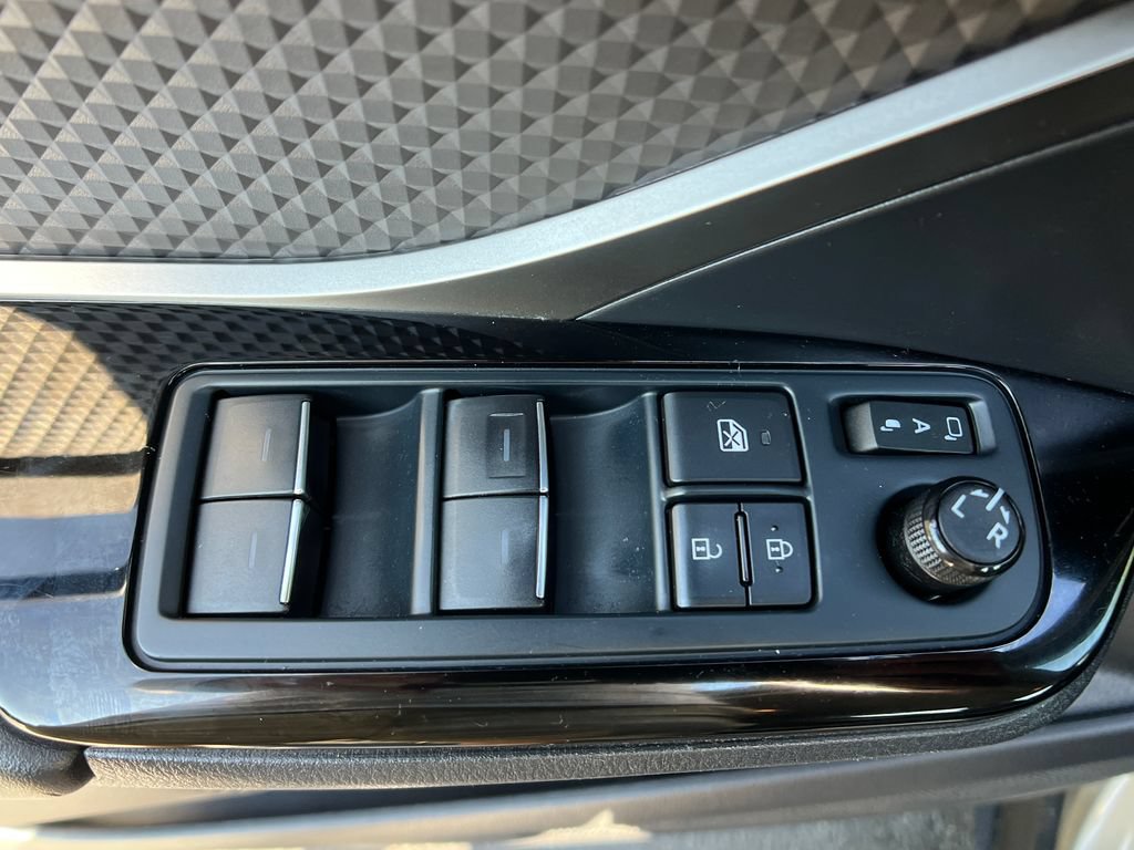 Used 2021 Toyota C-HR Limited FWD image 12