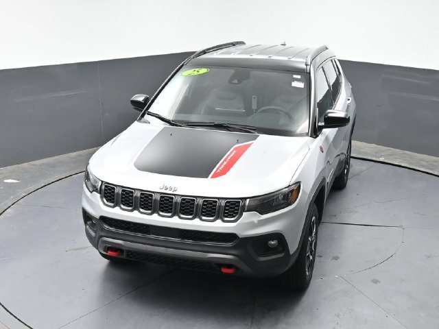 Used 2025 Jeep Compass Trailhawk AWD/4WD image 45