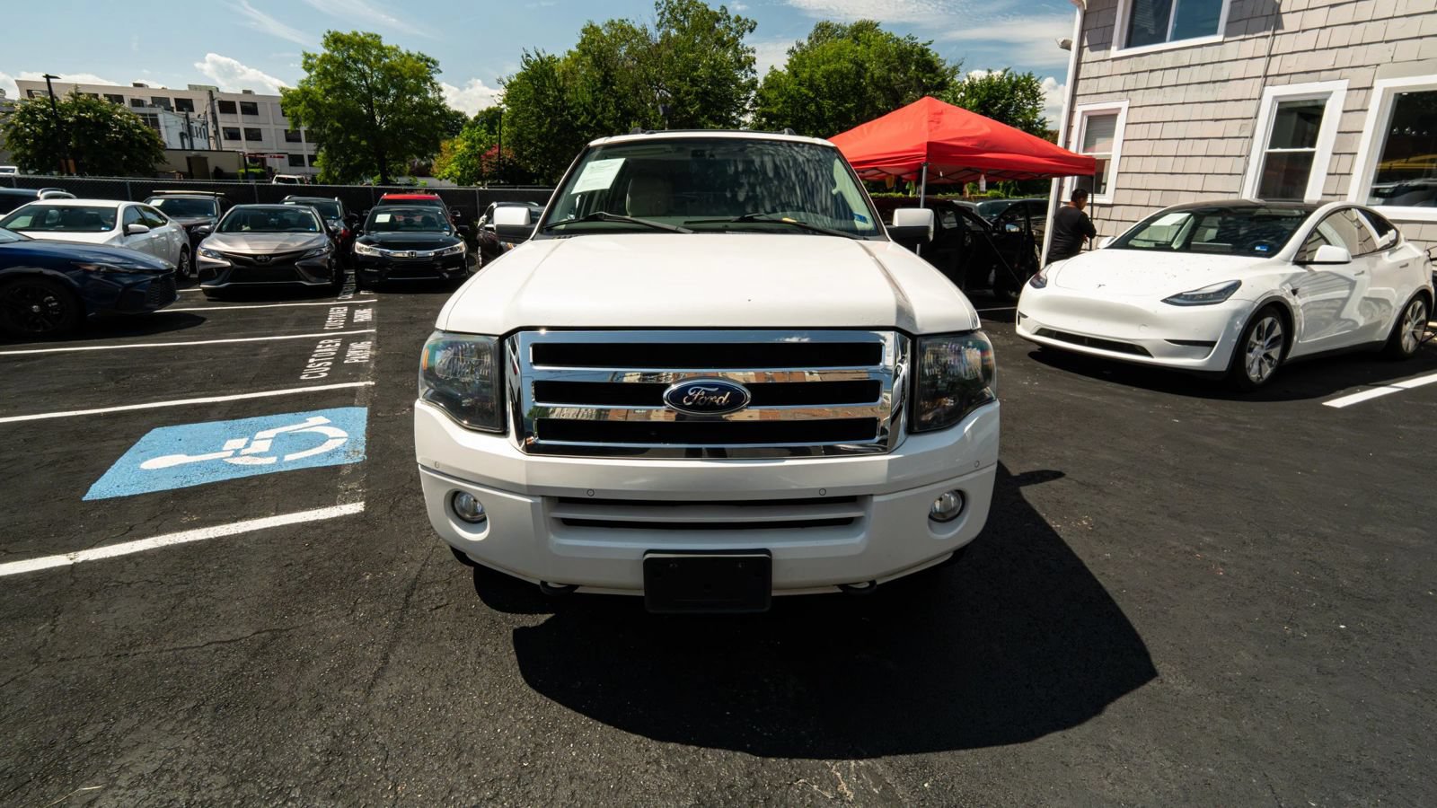 Used 2014 Ford Expedition Limited w/ Equipment Group 301A AWD/4WD image 9