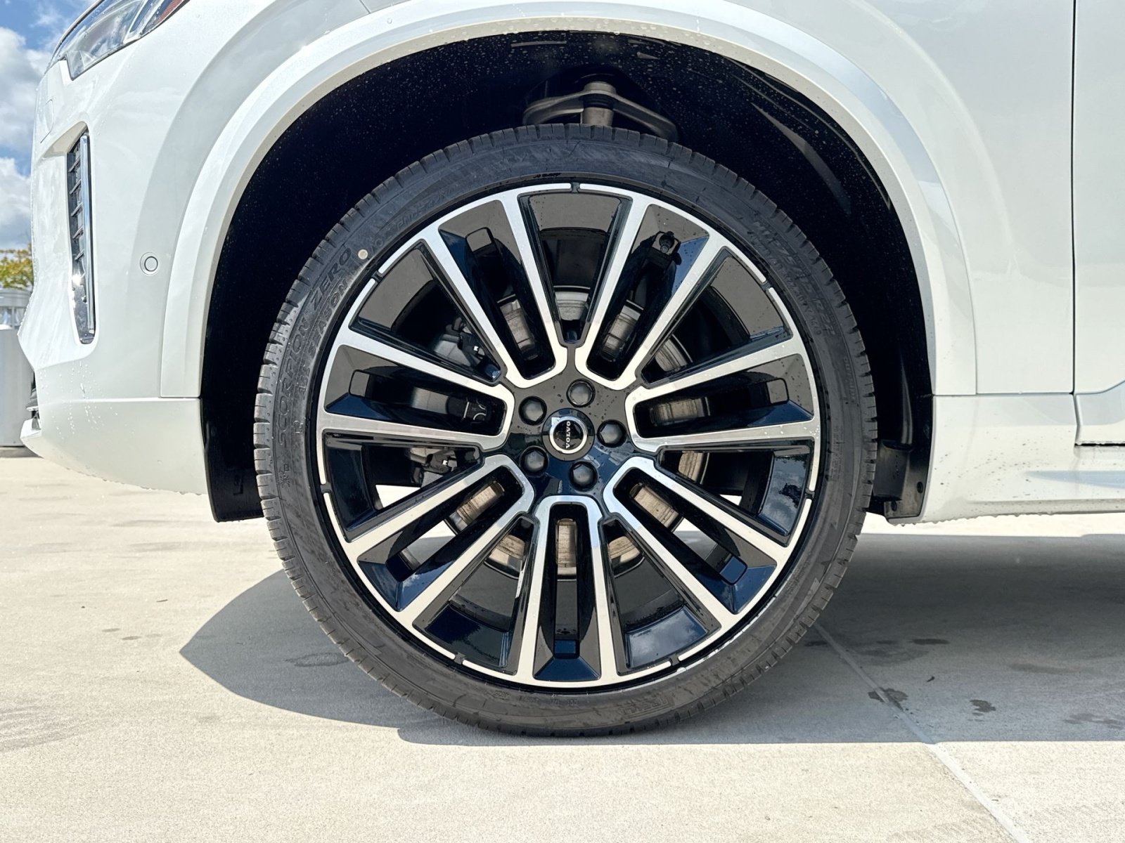 New 2026 Volvo XC90 B6 Plus w/ Protection Package Premier AWD/4WD image 12