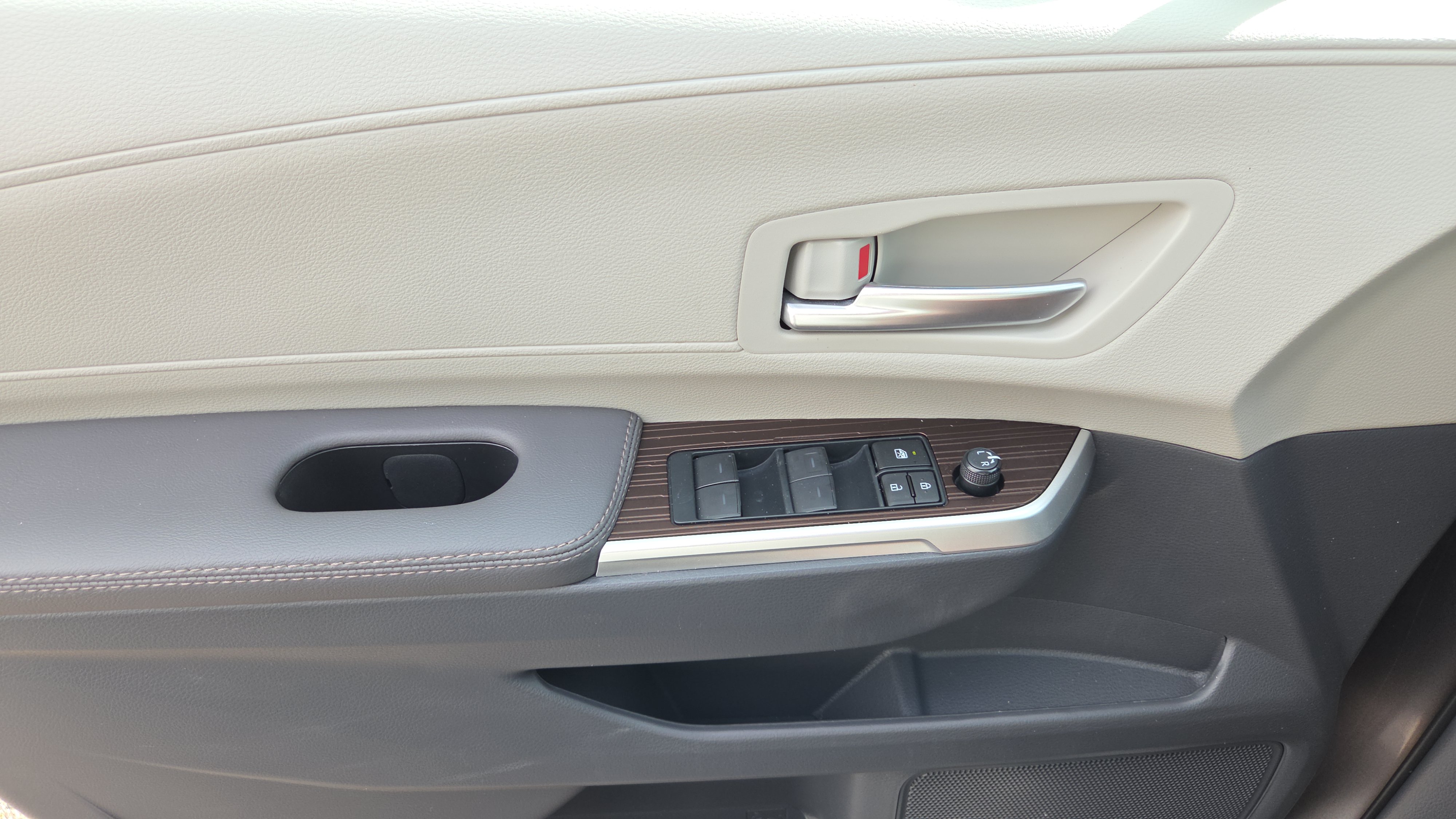 Certified 2024 Toyota Sienna XLE FWD image 22