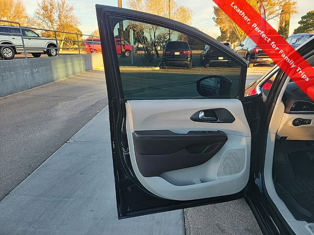 Used 2019 Chrysler Pacifica Touring-L image 11