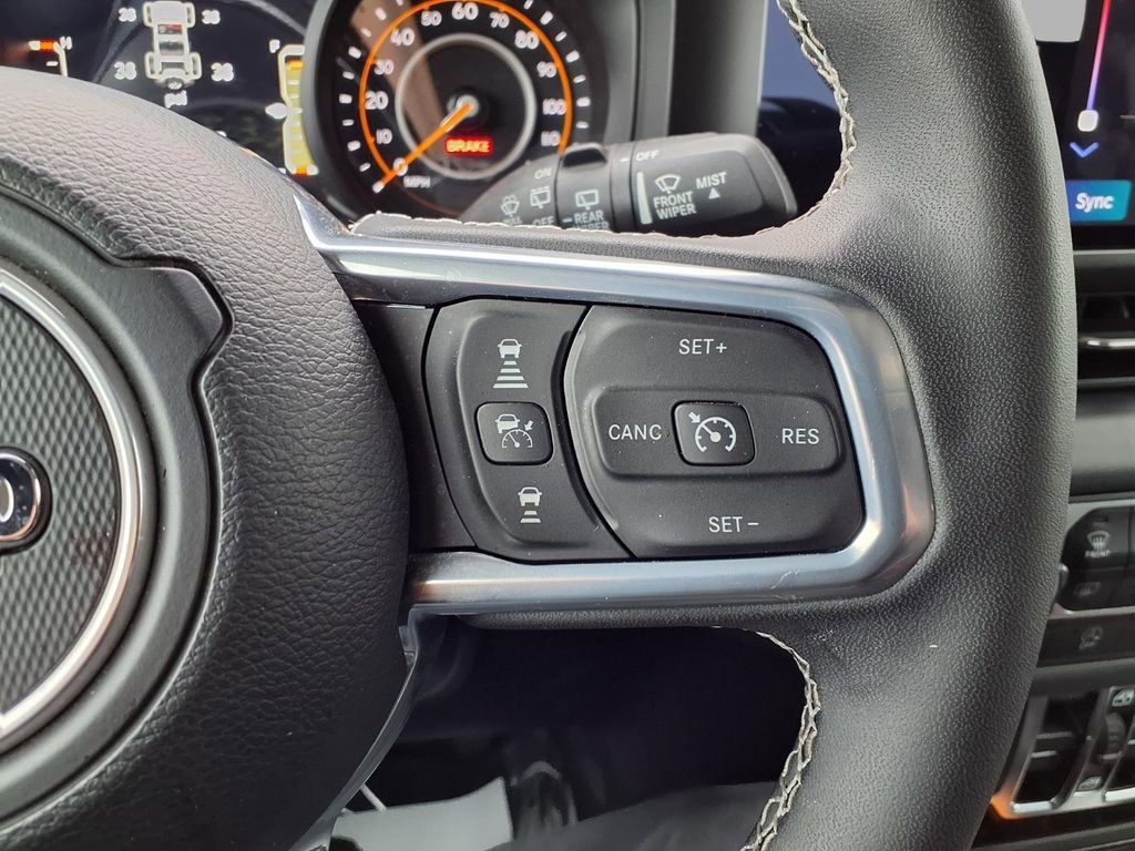 Used 2025 Jeep Wrangler Sahara image 13