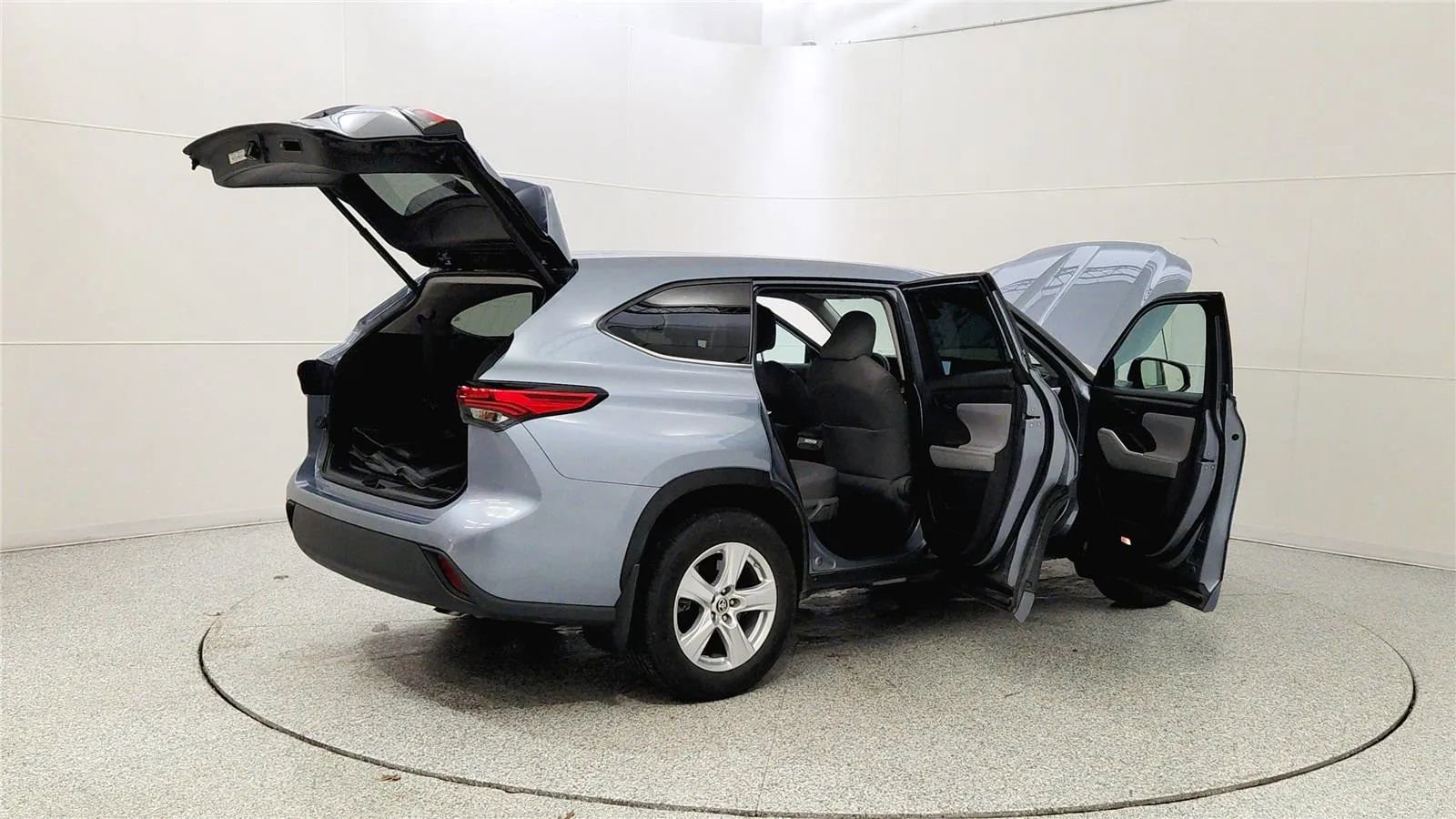 Used 2023 Toyota Highlander LE image 12