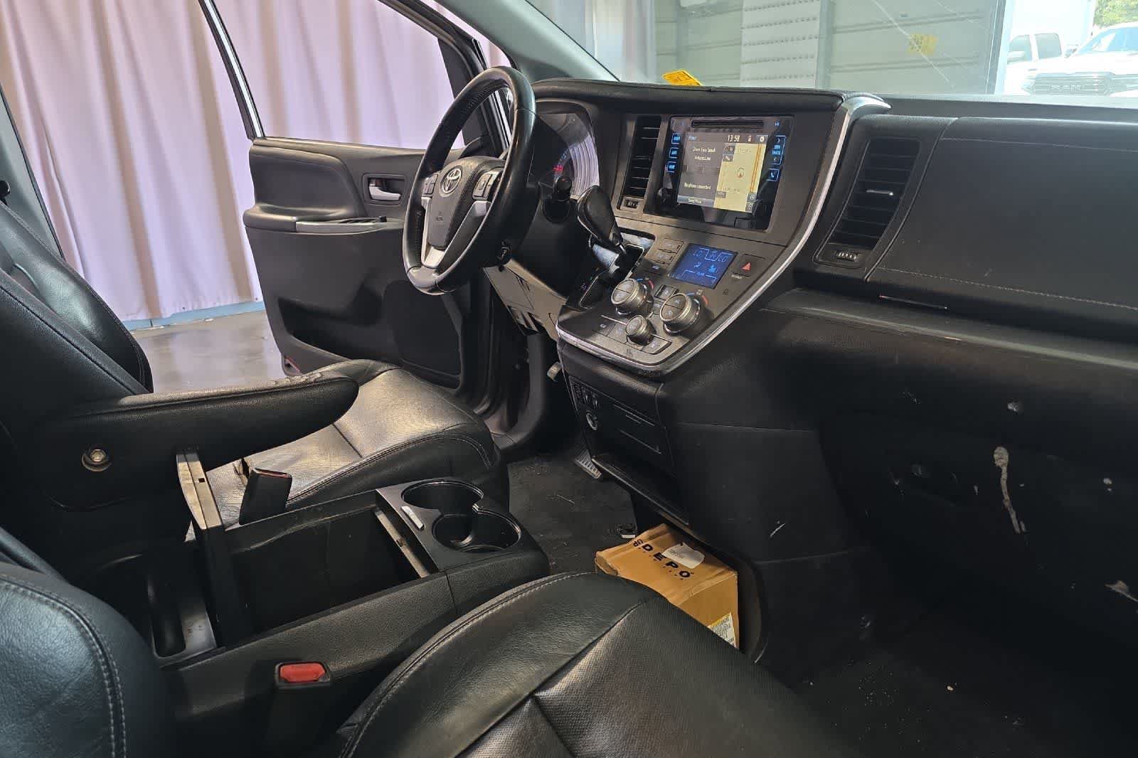 Used 2015 Toyota Sienna SE w/ SE Preferred Package FWD image 18