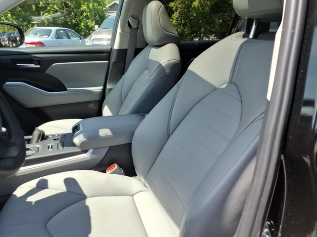 Used 2024 Toyota Highlander XLE AWD/4WD image 18