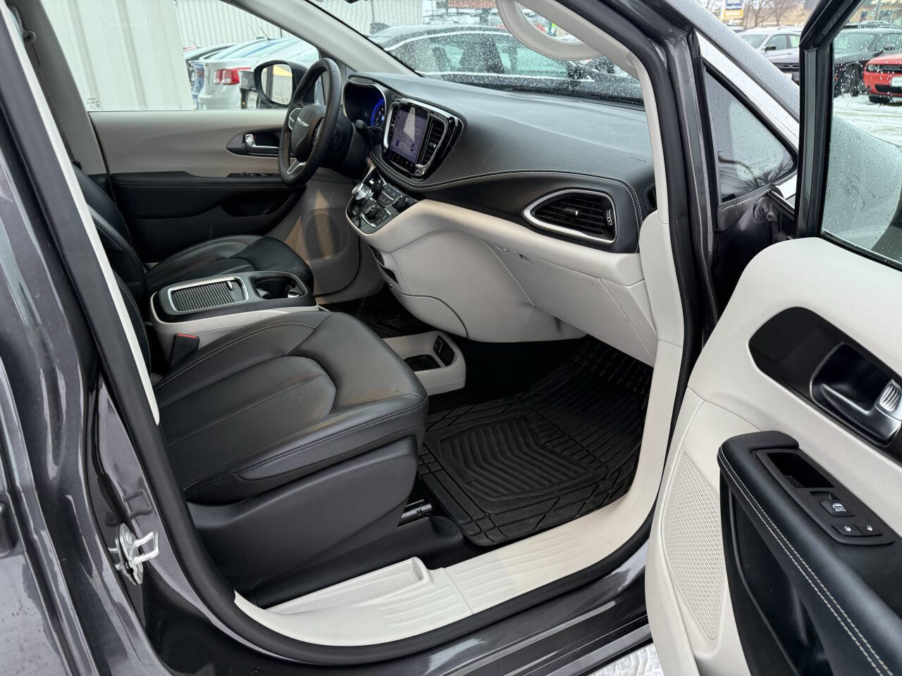 Used 2023 Chrysler Pacifica Touring-L image 12