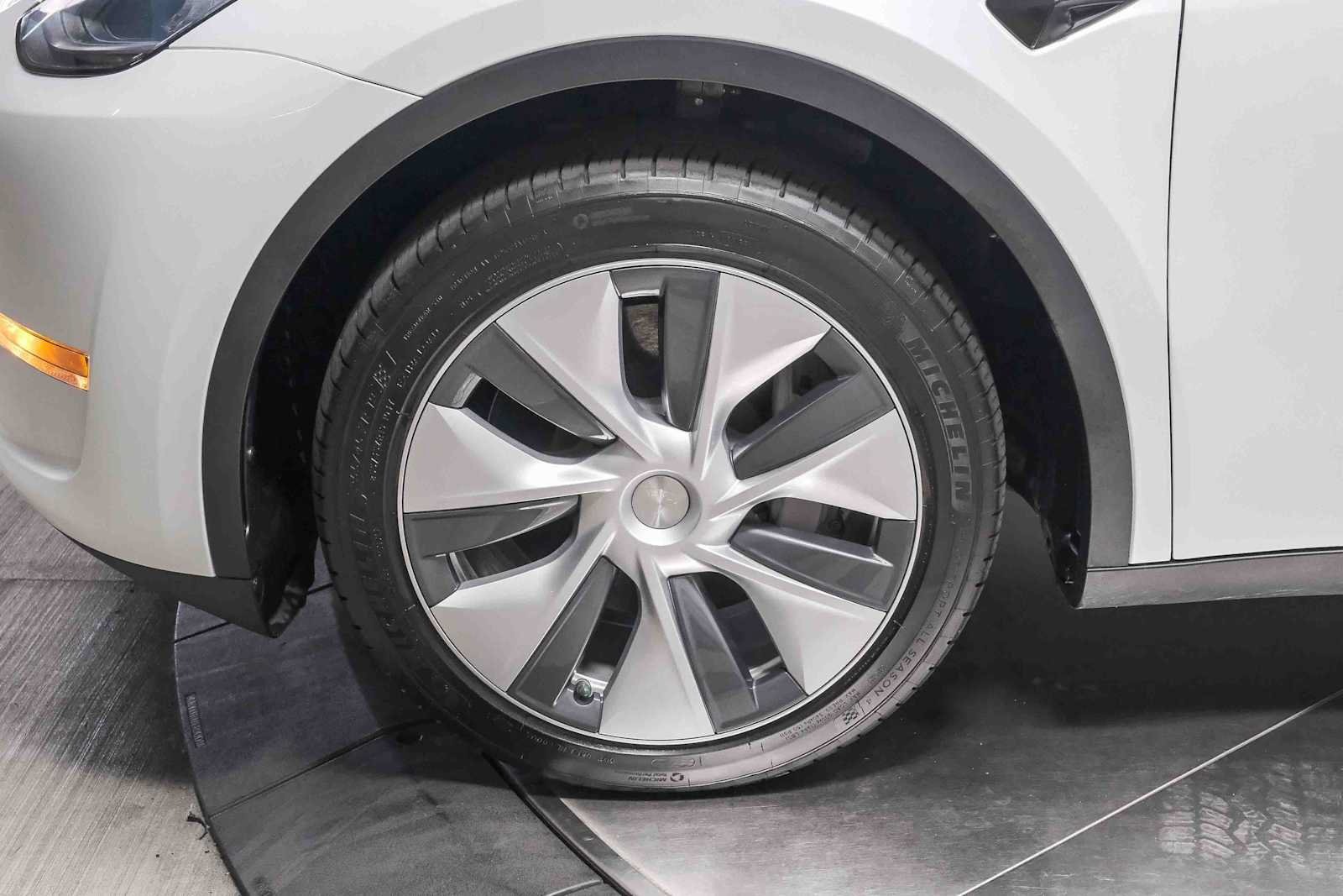 Used 2023 Tesla Model Y AWD image 10