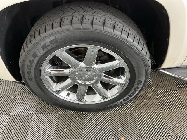 Used 2011 GMC Yukon XL Denali AWD/4WD image 31
