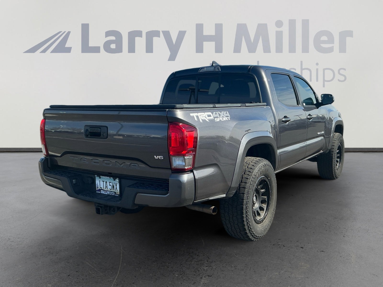 Used 2016 Toyota Tacoma TRD Sport w/ Towing Package image 5