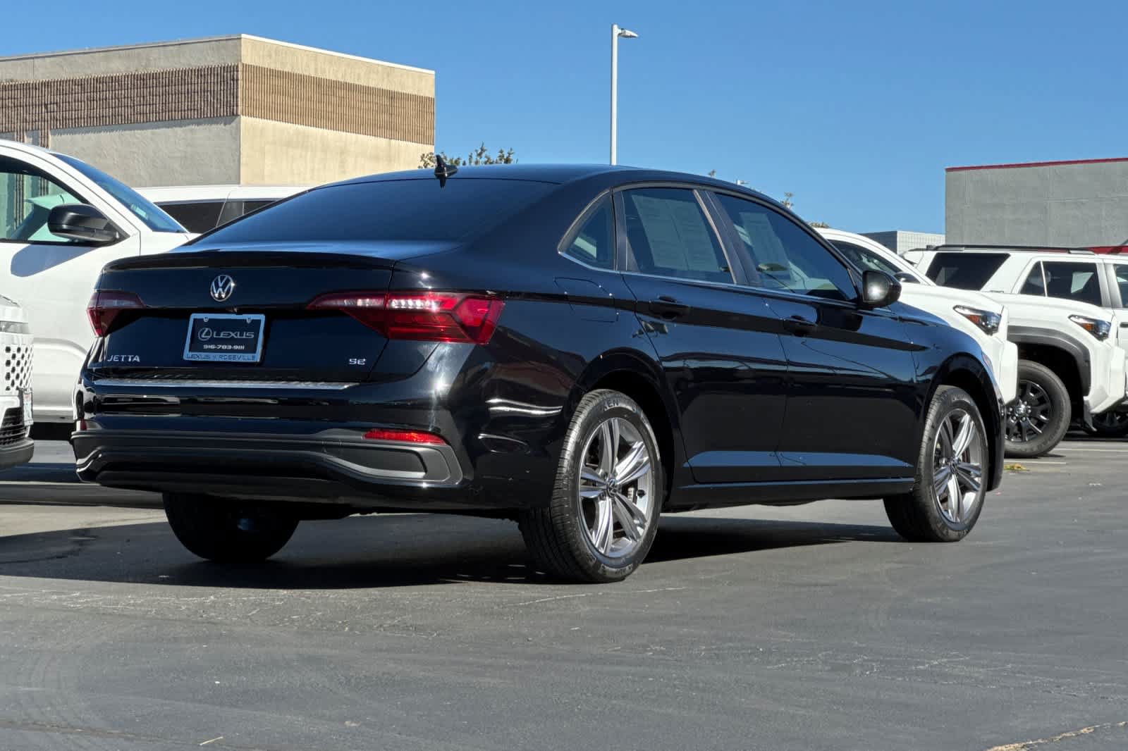Used 2023 Volkswagen Jetta SE FWD image 2