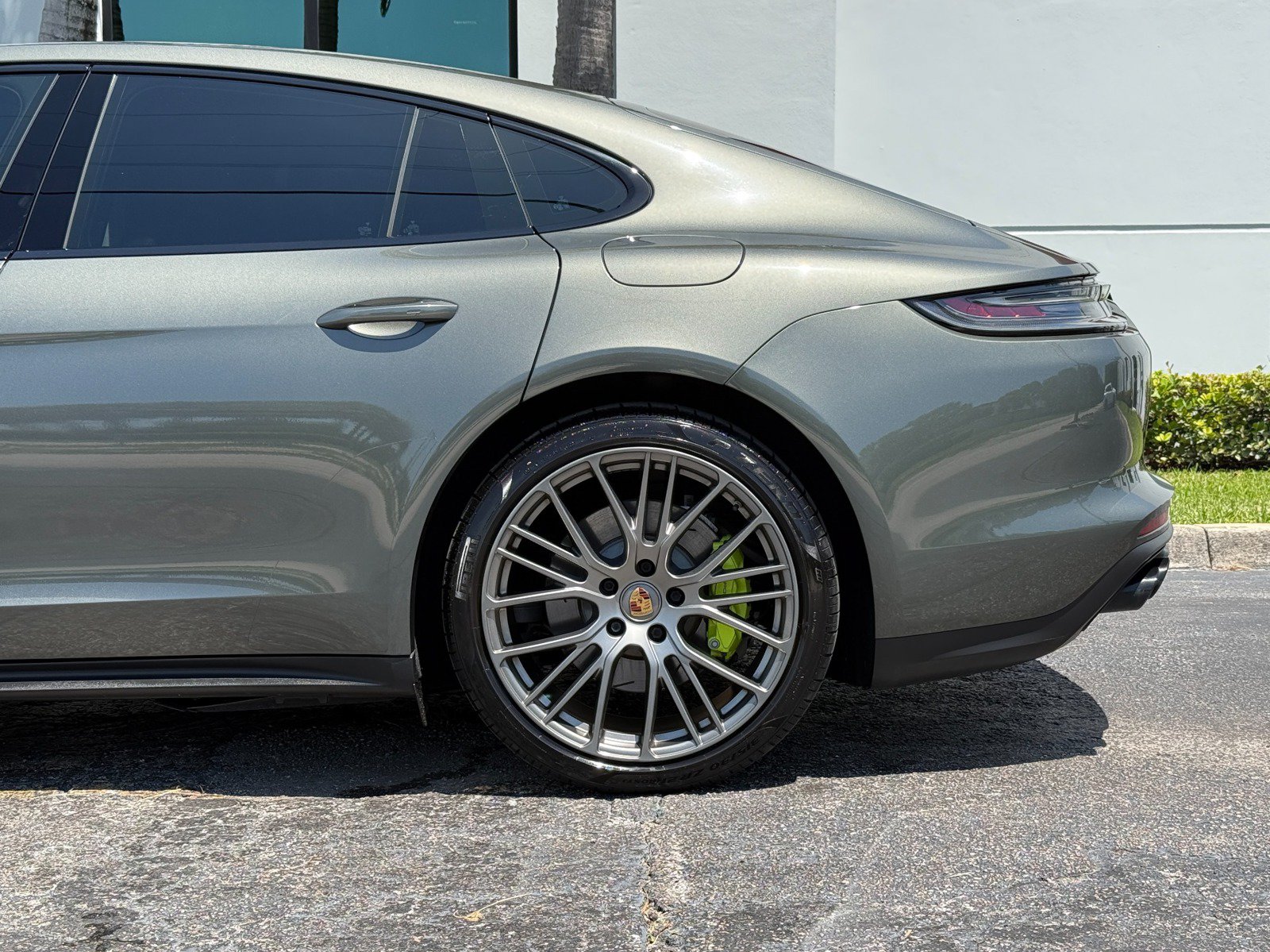 Used 2022 Porsche Panamera 4 Platinum Edition AWD/4WD image 16
