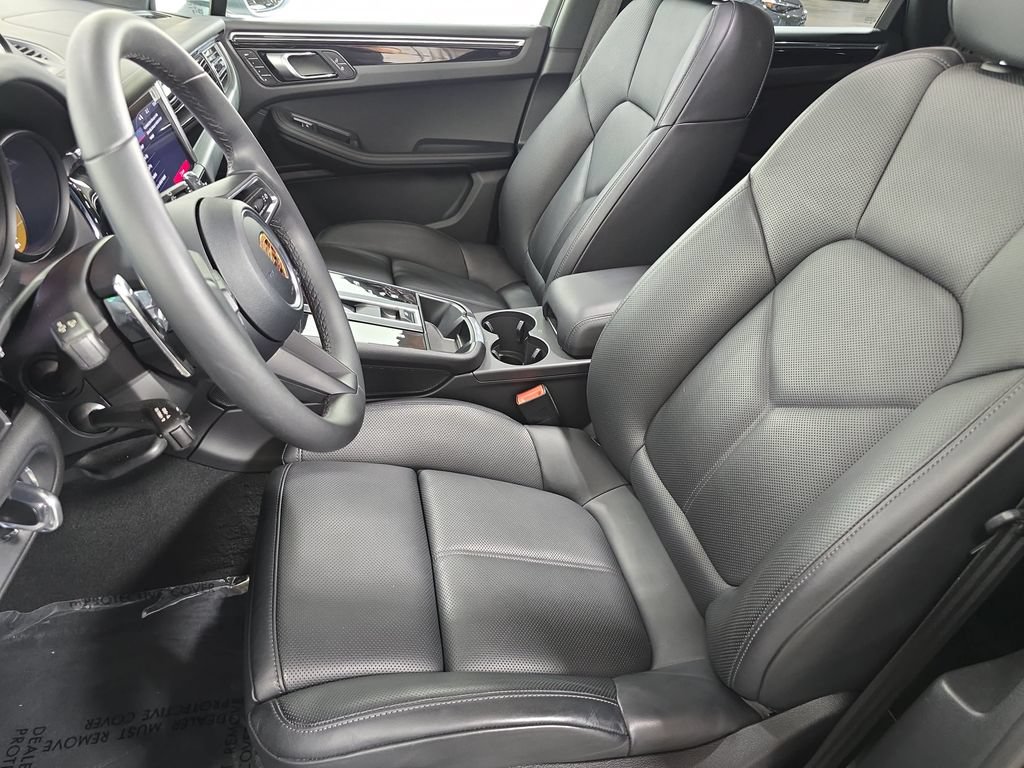 Certified 2026 Porsche Macan AWD/4WD image 5