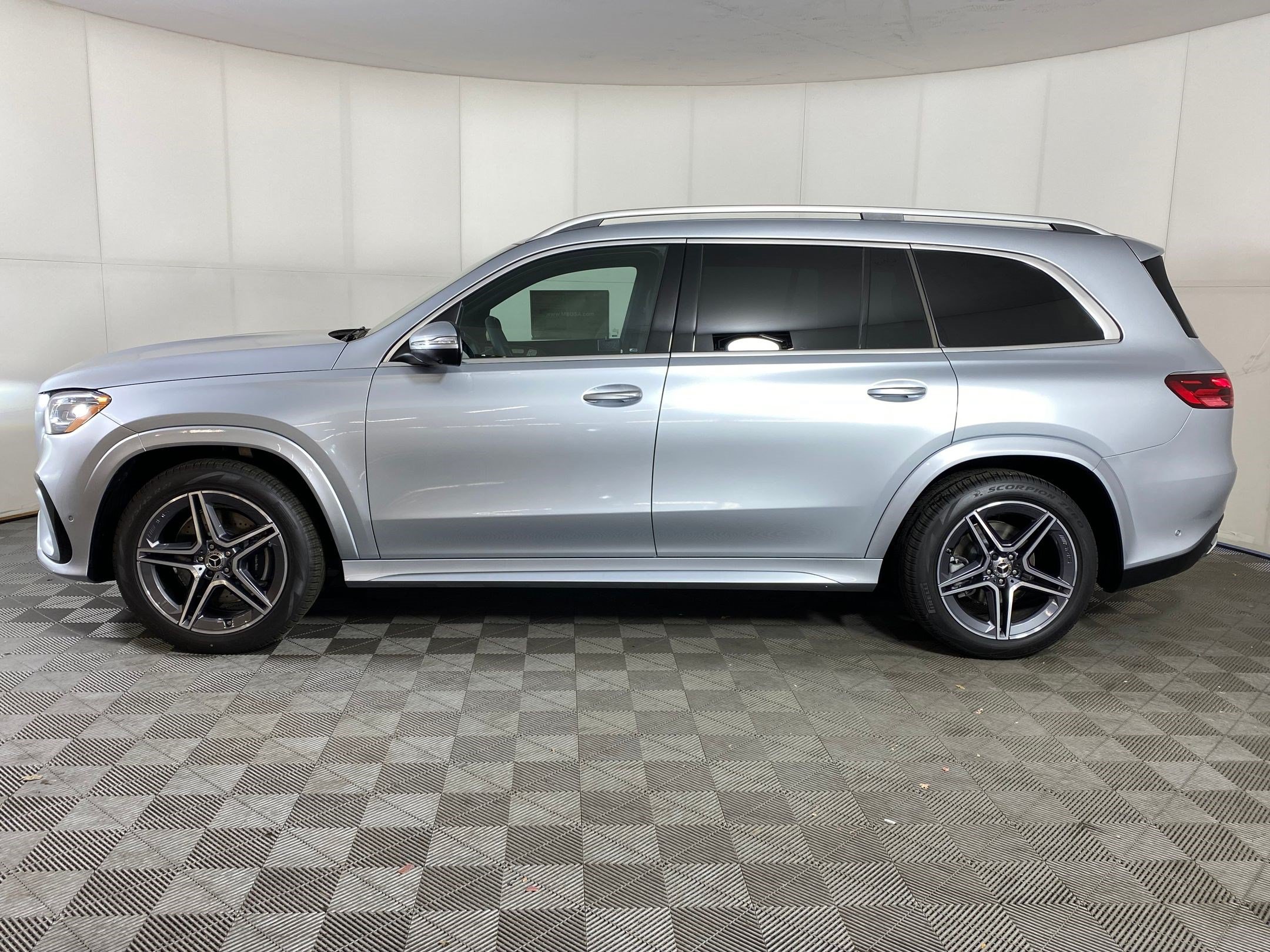 Used 2025 Mercedes-Benz GLS 450 4MATIC image 2