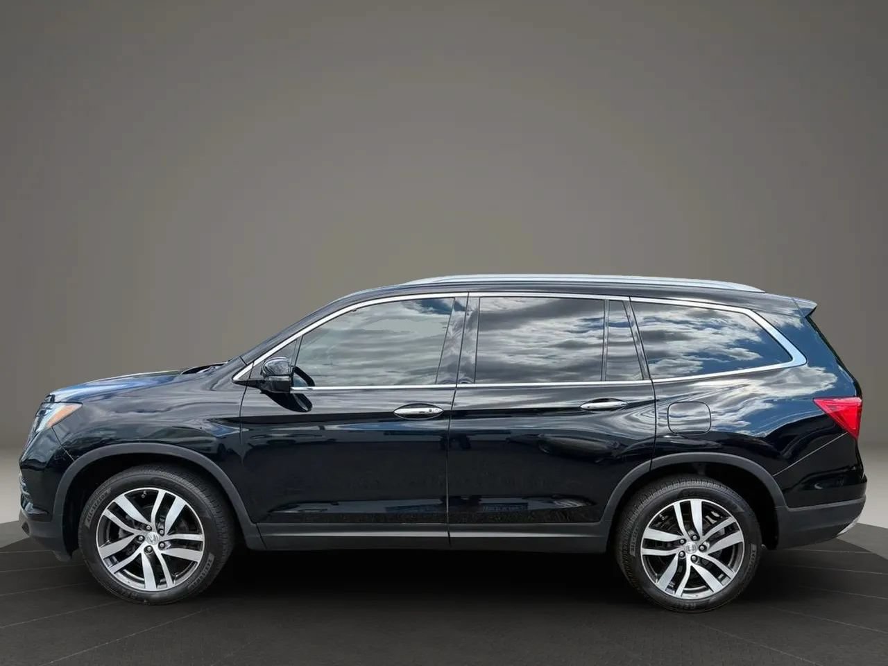 Used 2018 Honda Pilot Elite image 3