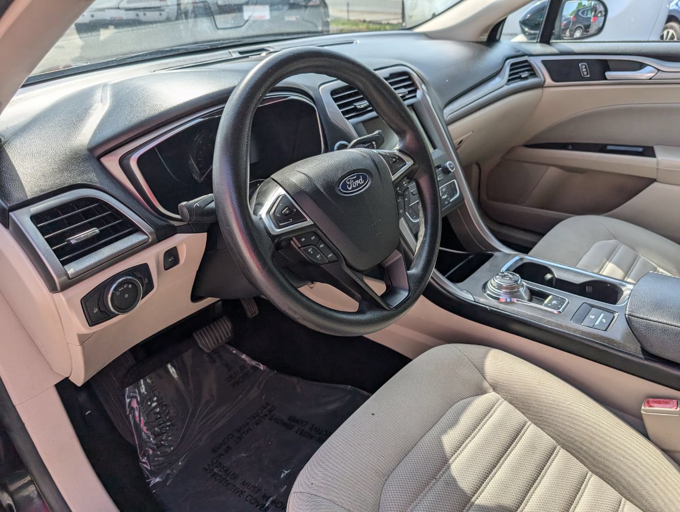 Used 2017 Ford Fusion SE FWD image 12