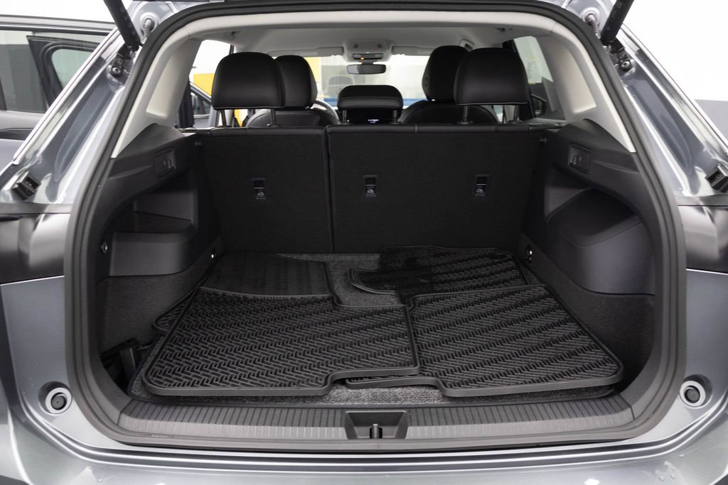 Used 2025 Volkswagen Tiguan SE image 24