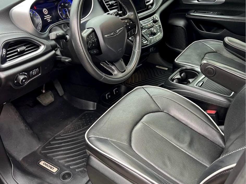 Used 2020 Chrysler Pacifica Limited w/ S Appearance Package image 5