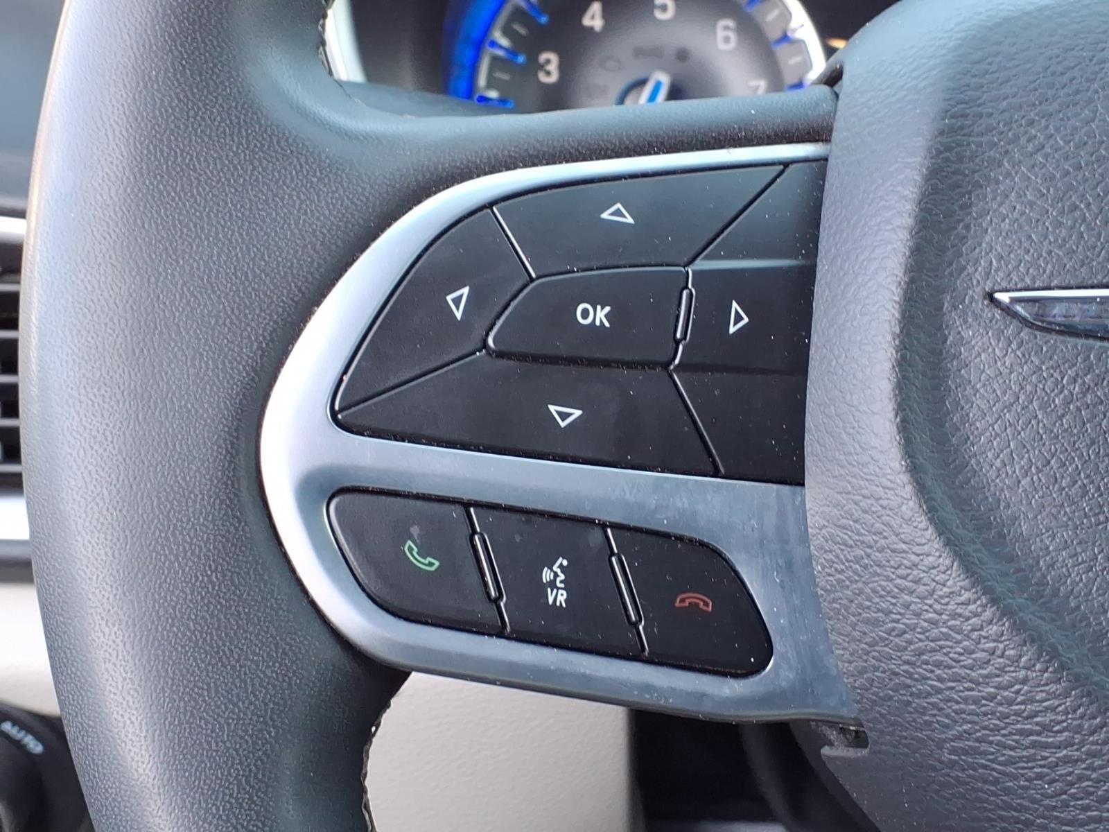 Used 2023 Chrysler Pacifica Touring-L image 18