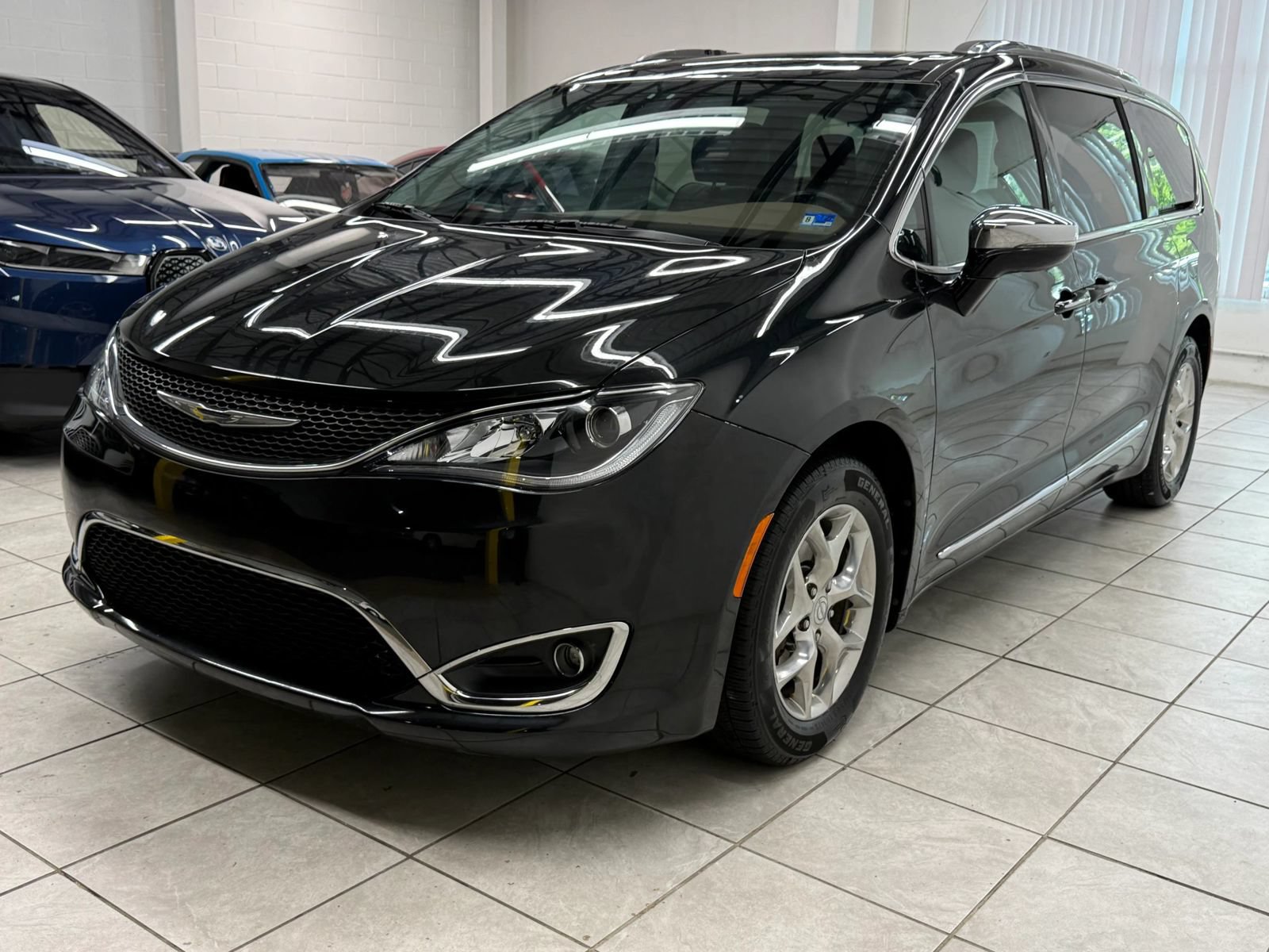 Used 2017 Chrysler Pacifica Limited FWD image 3