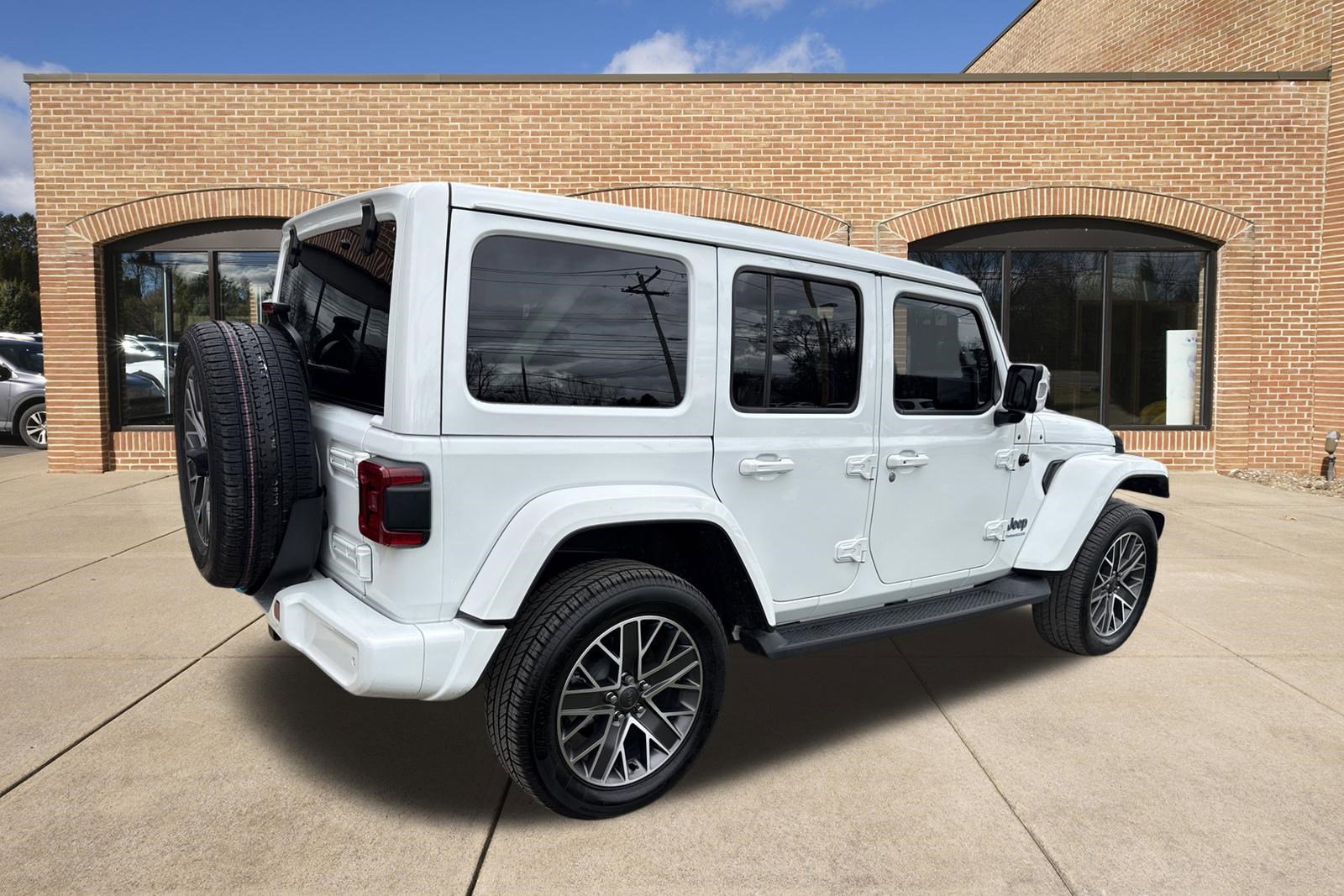 Used 2023 Jeep Wrangler Unlimited Sahara AWD/4WD image 3