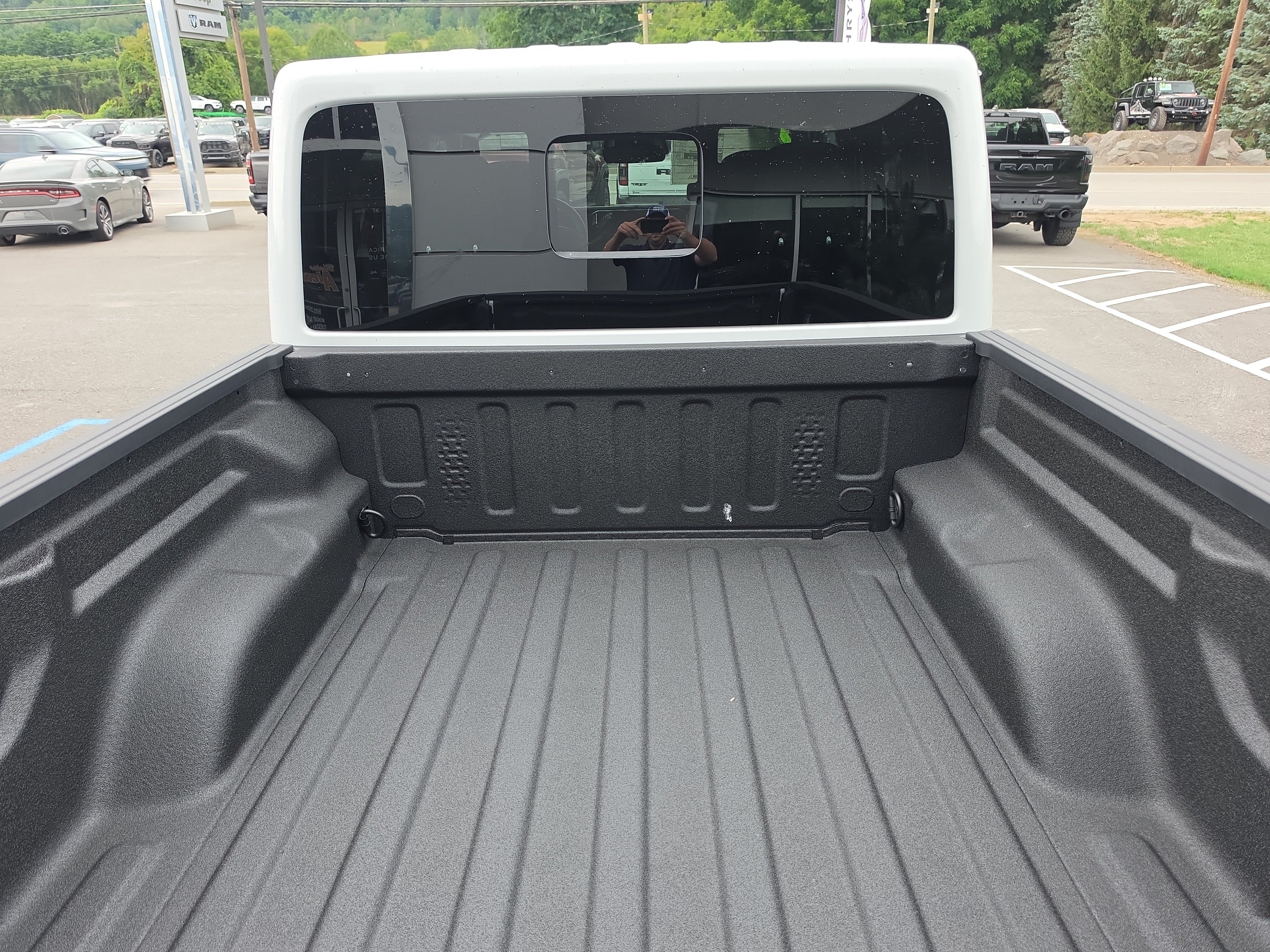 New 2026 Jeep Gladiator Mojave w/ Steel Bumper Group AWD/4WD image 5