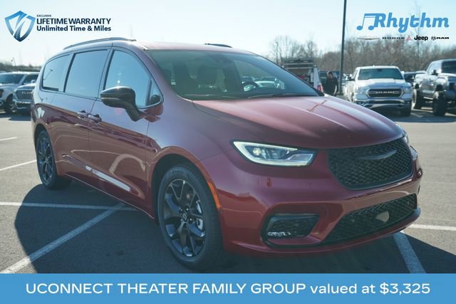 New 2026 Chrysler Pacifica Limited w/ Uconnect Theater Family Group