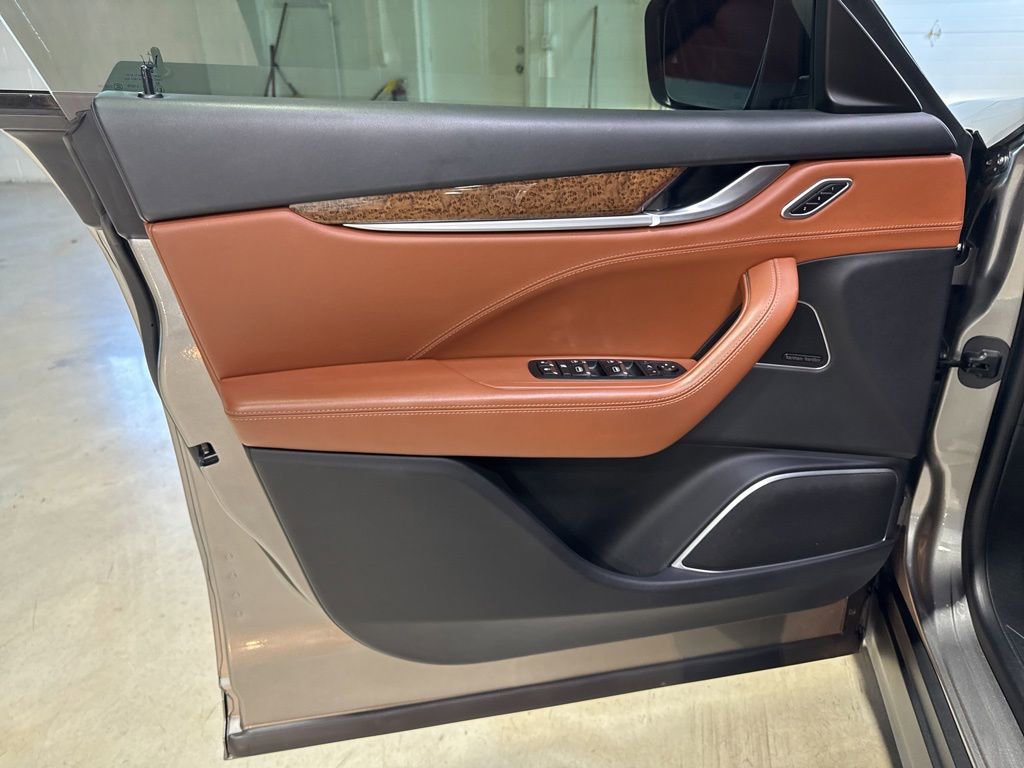 Used 2018 Maserati Levante GranLusso AWD/4WD image 30