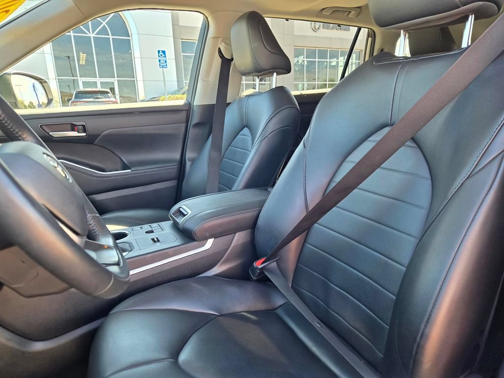 Used 2023 Toyota Highlander XLE FWD image 19