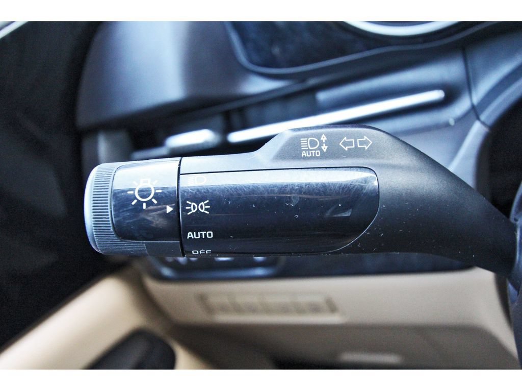 Used 2023 Kia Carnival EX FWD image 18