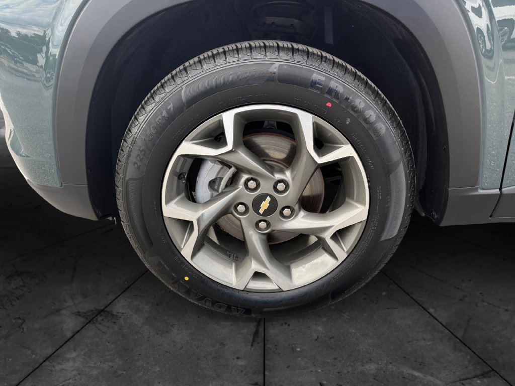 Used 2025 Chevrolet Trax LT FWD image 14