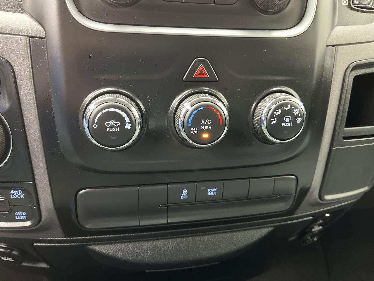 Used 2018 RAM 1500 Express AWD/4WD image 18