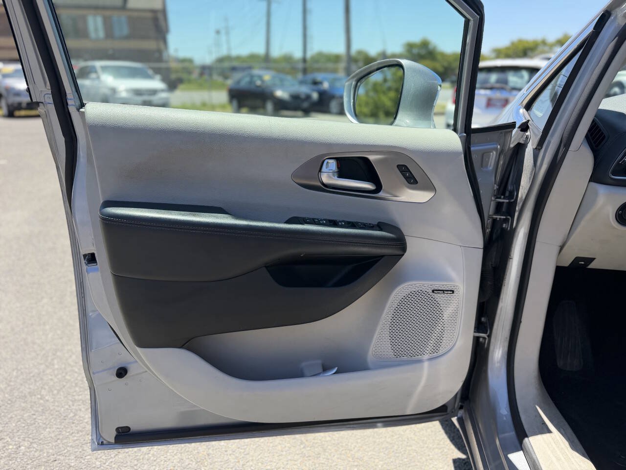 Used 2018 Chrysler Pacifica Limited FWD image 22