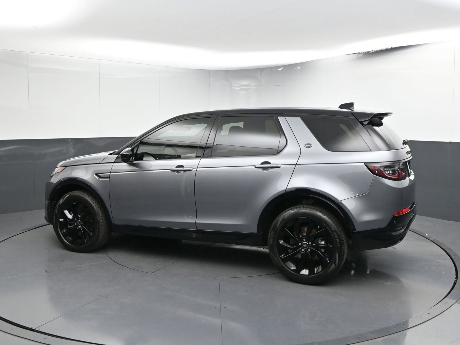 New 2024 Land Rover Discovery Sport Dynamic SE image 3