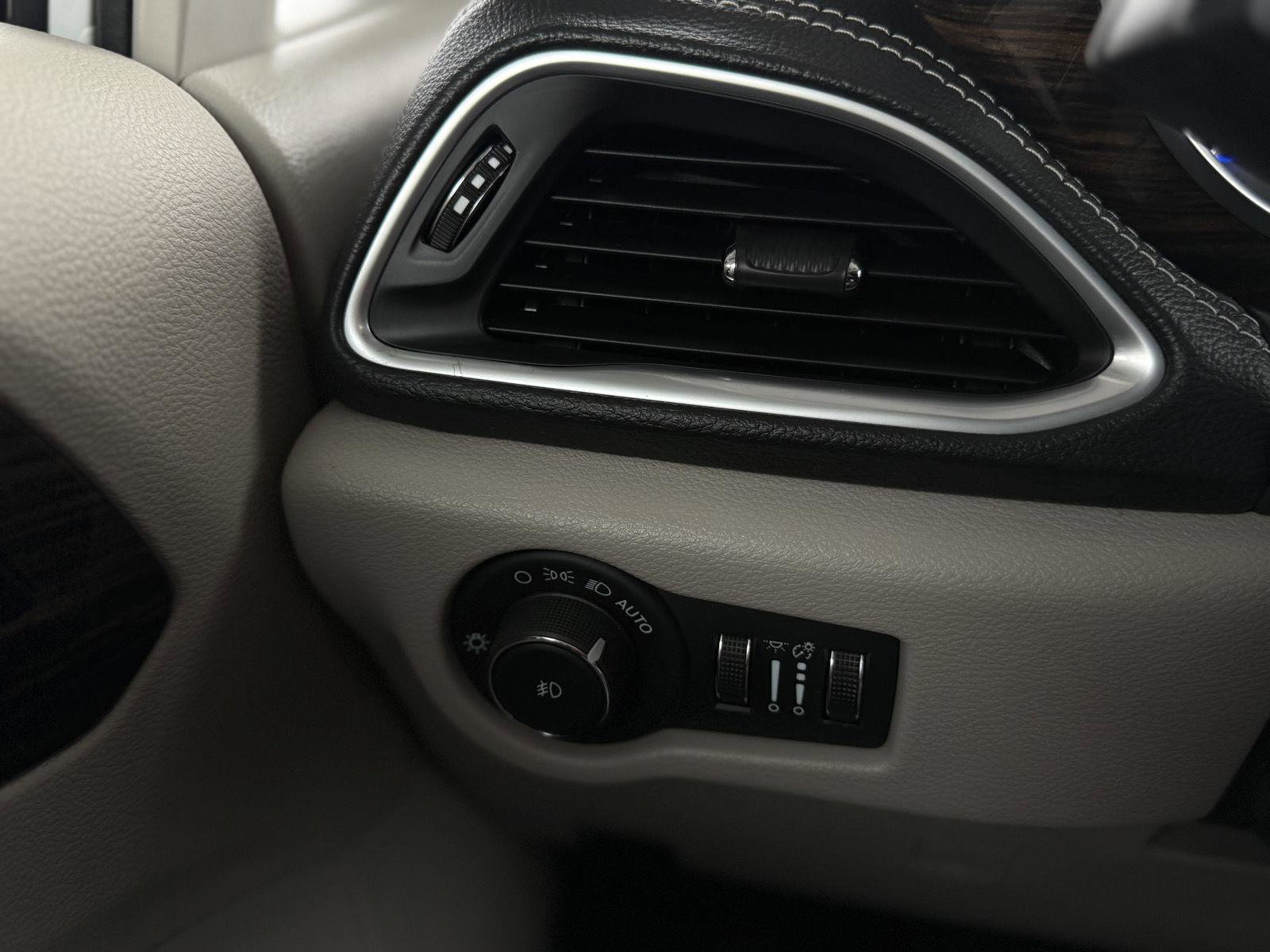 Used 2024 Chrysler Pacifica Limited image 19