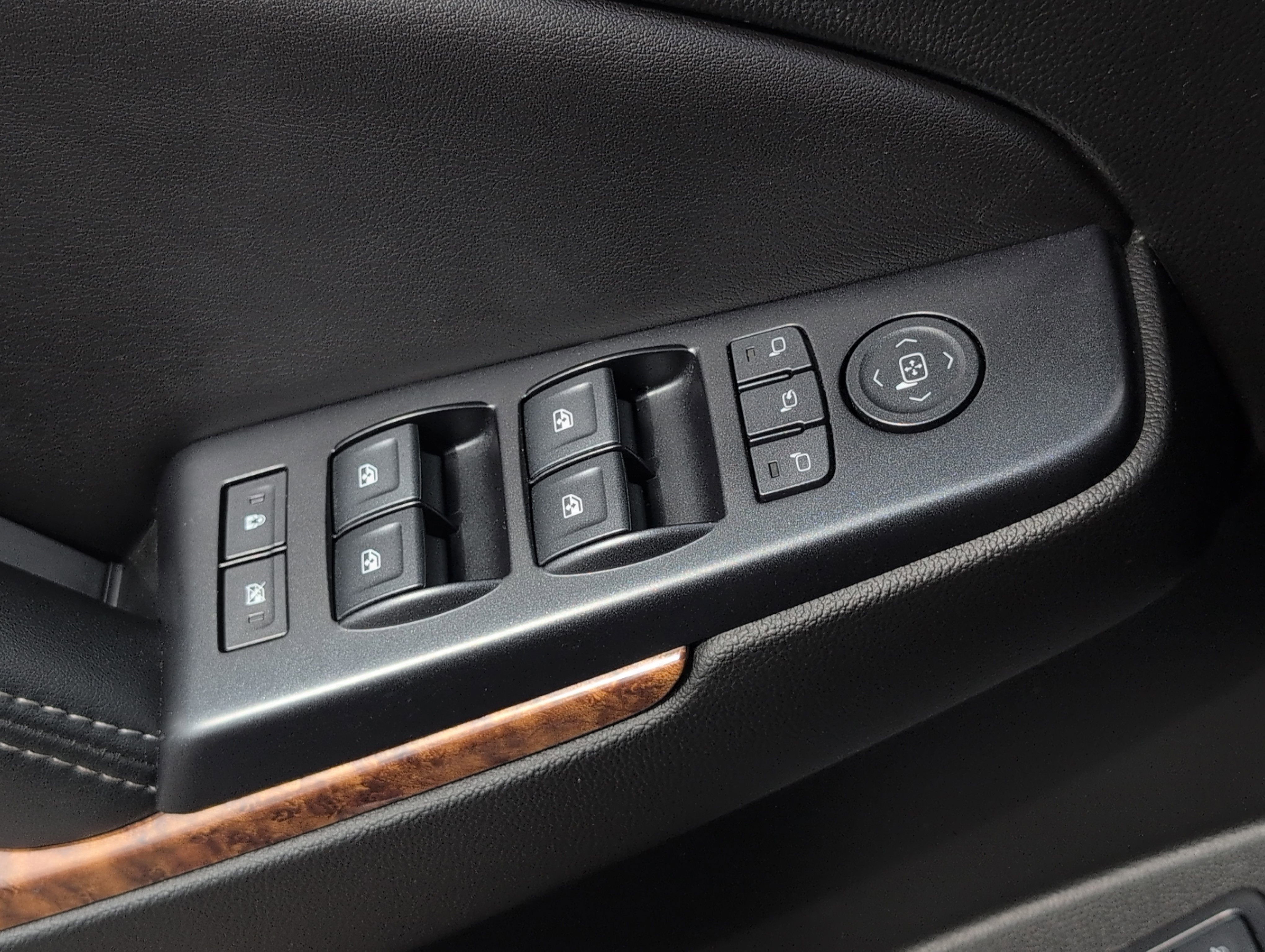 Used 2018 Chevrolet Tahoe Premier RWD image 16