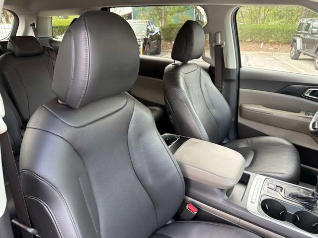 Used 2025 Kia Carnival FWD image 16