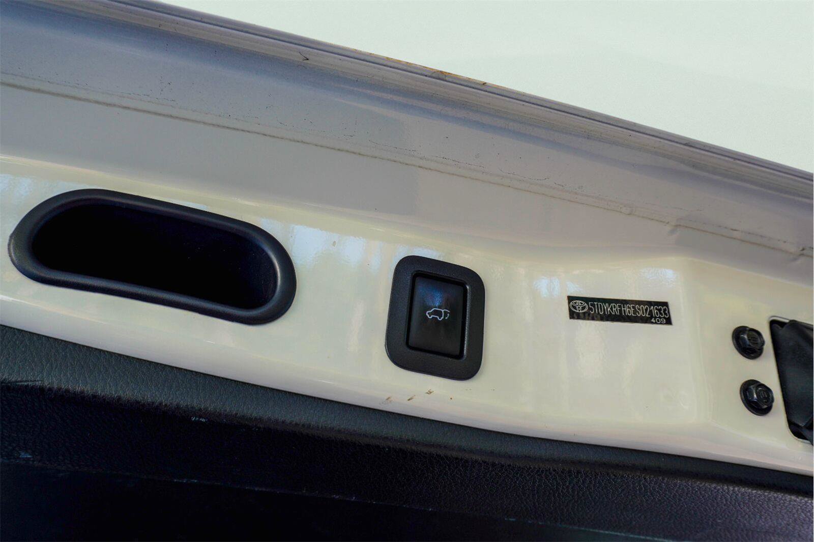 Used 2014 Toyota Highlander Limited Platinum FWD image 9