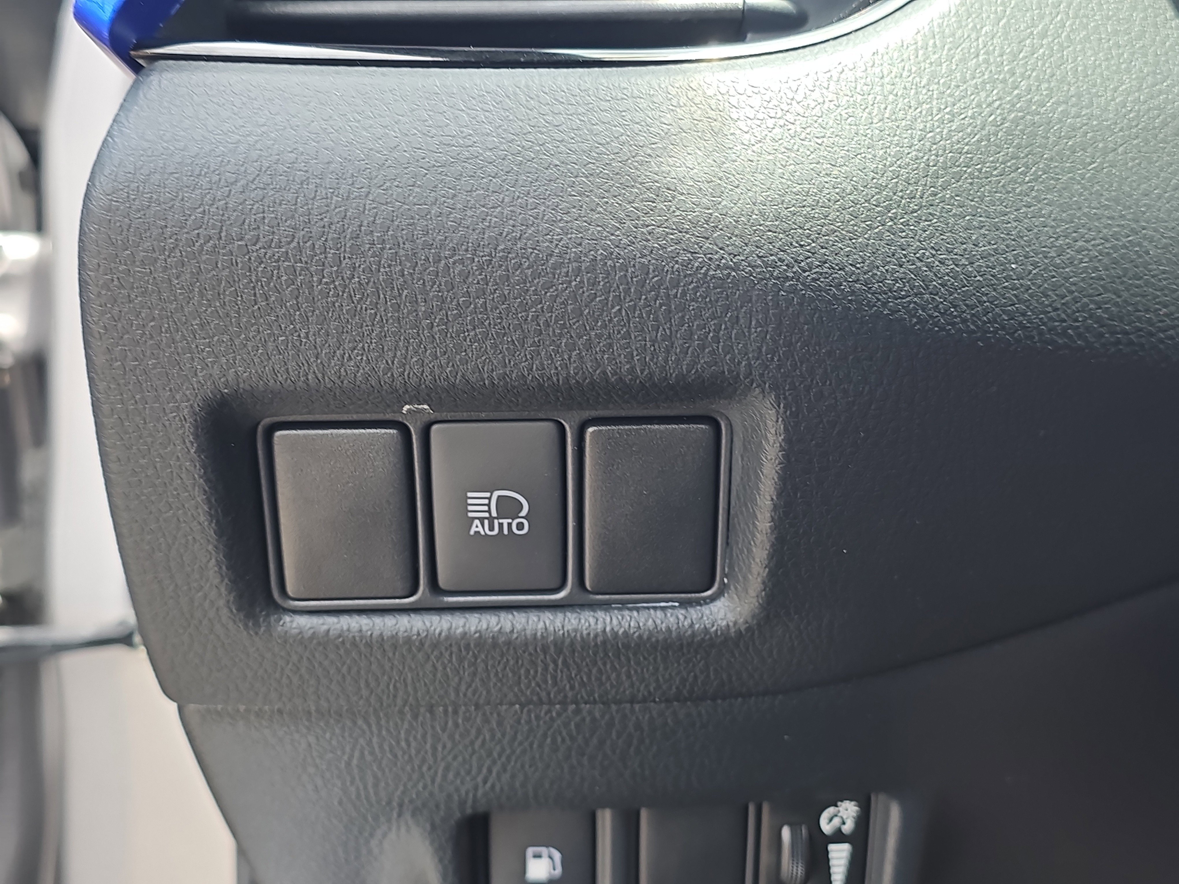 Used 2020 Toyota C-HR XLE FWD image 28