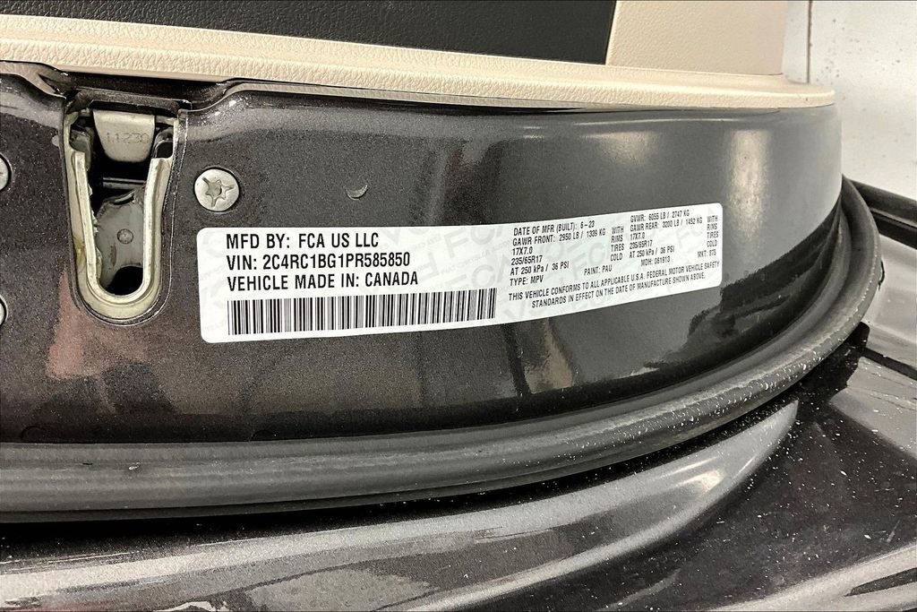 Used 2023 Chrysler Pacifica Touring-L image 41