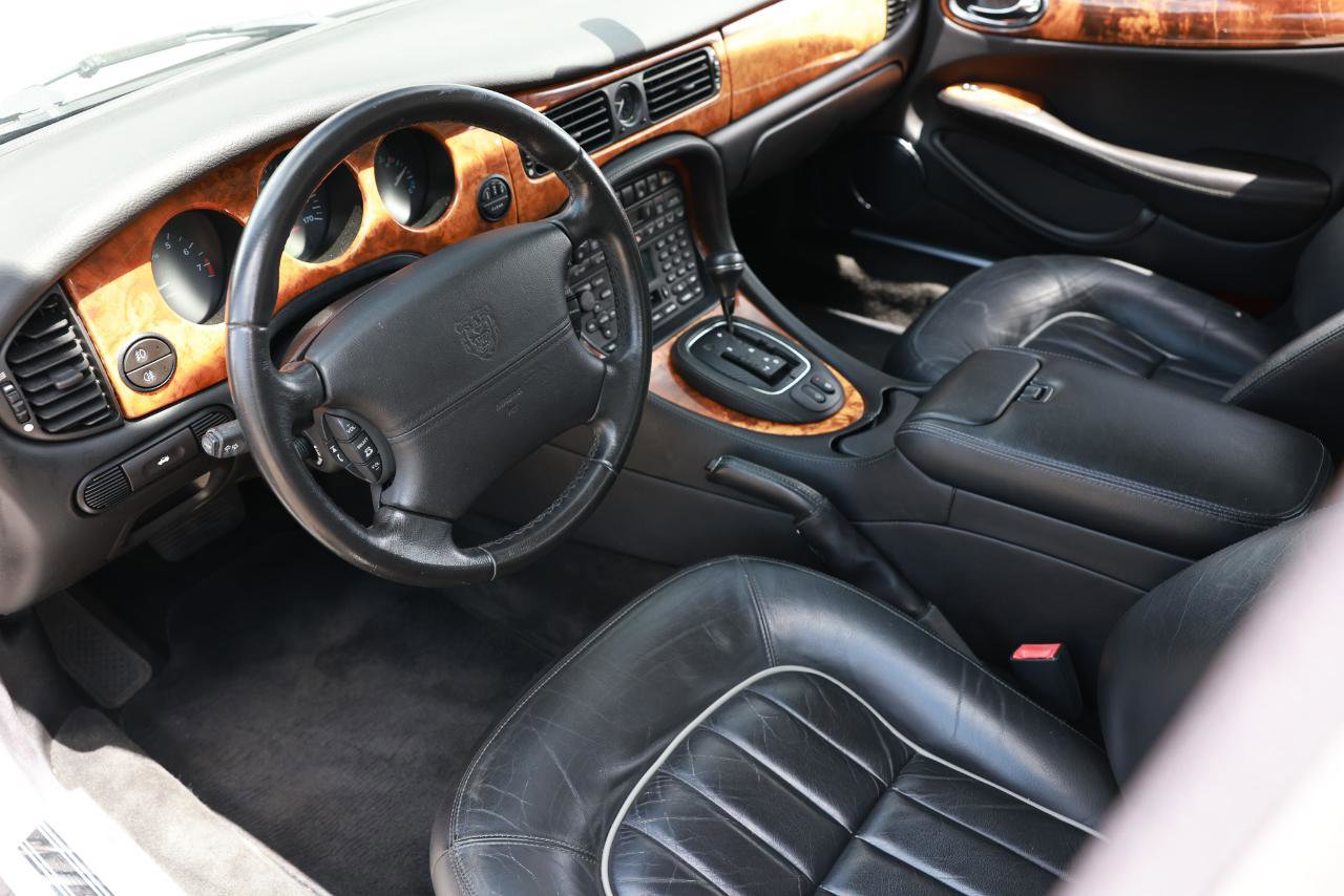 Used 2002 Jaguar XJ8 RWD image 4