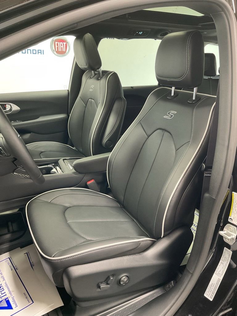New 2025 Chrysler Pacifica Limited image 12