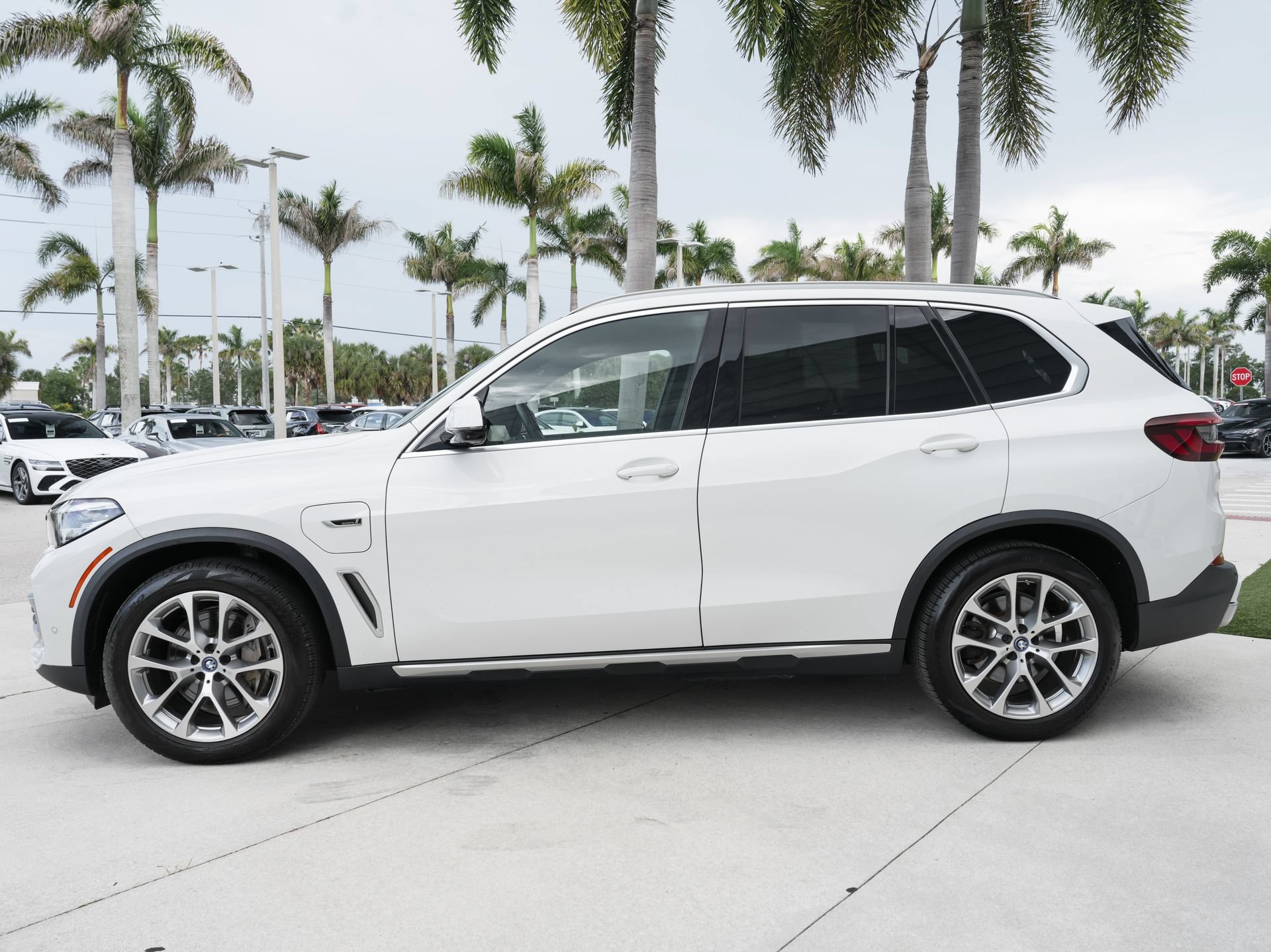 Used 2023 BMW X5 xDrive45e w/ Climate Comfort Package AWD/4WD image 25
