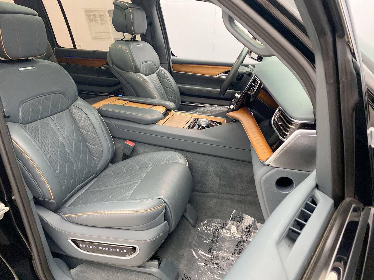 Used 2023 Jeep Grand Wagoneer Series III AWD/4WD image 25